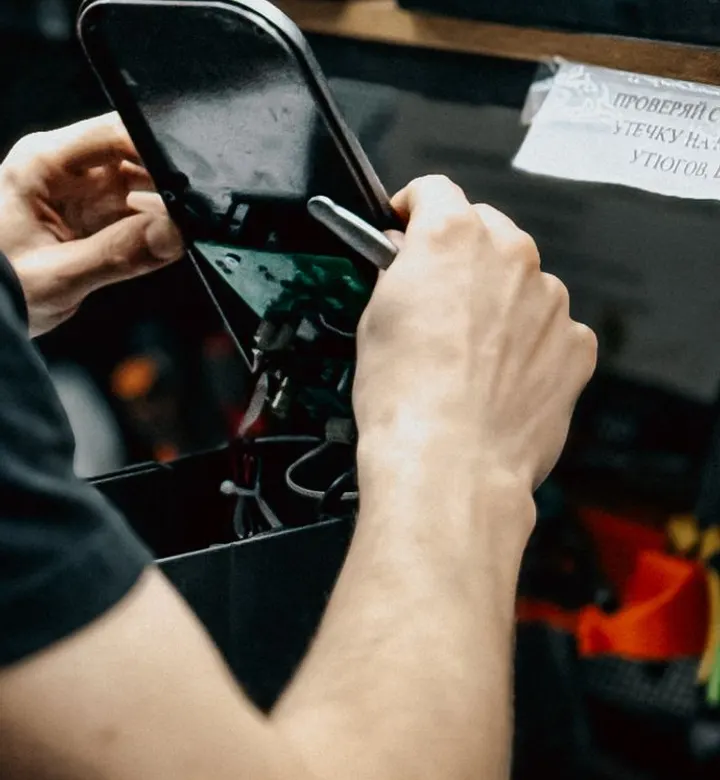 Trabajo de reparación de un dispositivo; fotografía de contexto